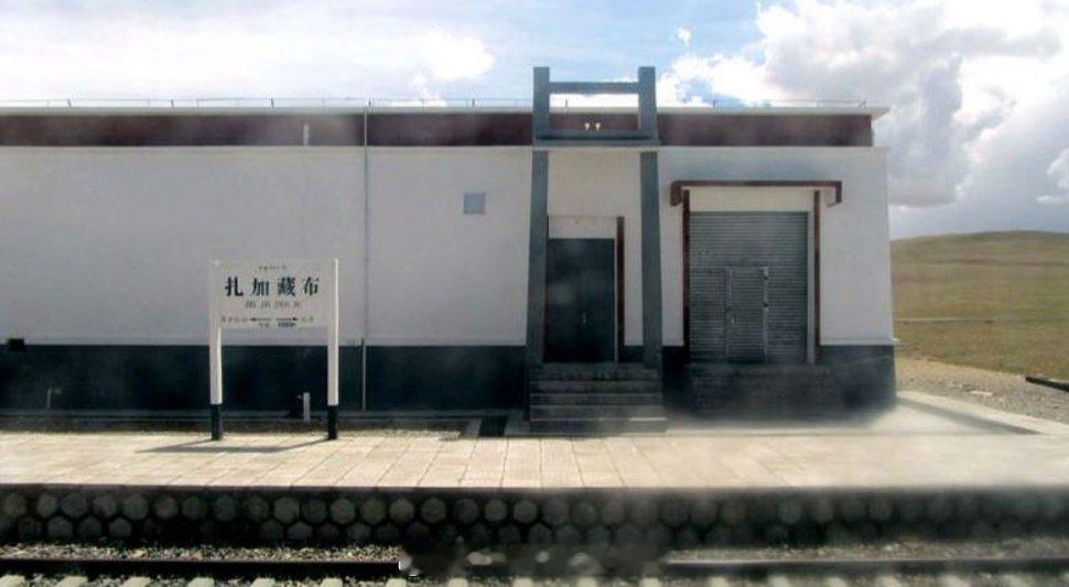 铁路一日一站【扎加藏布站】位于西藏自治区那曲地区安多县，是青藏铁路上的一个中间站