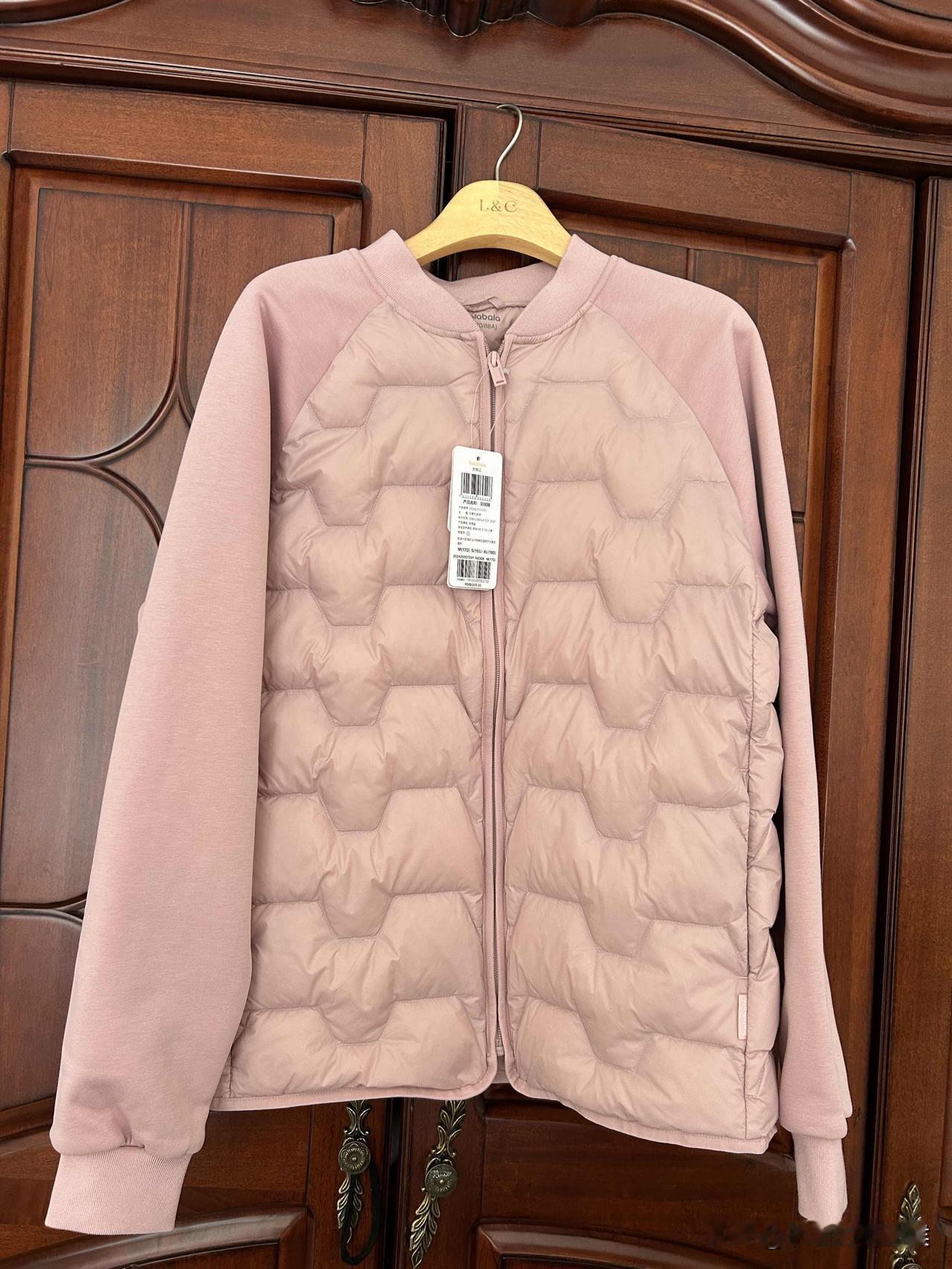 初四逛商场，没想到还淘到一件粉红色的棉衣。真可谓老黄瓜刷绿漆，装嫩！


因为年