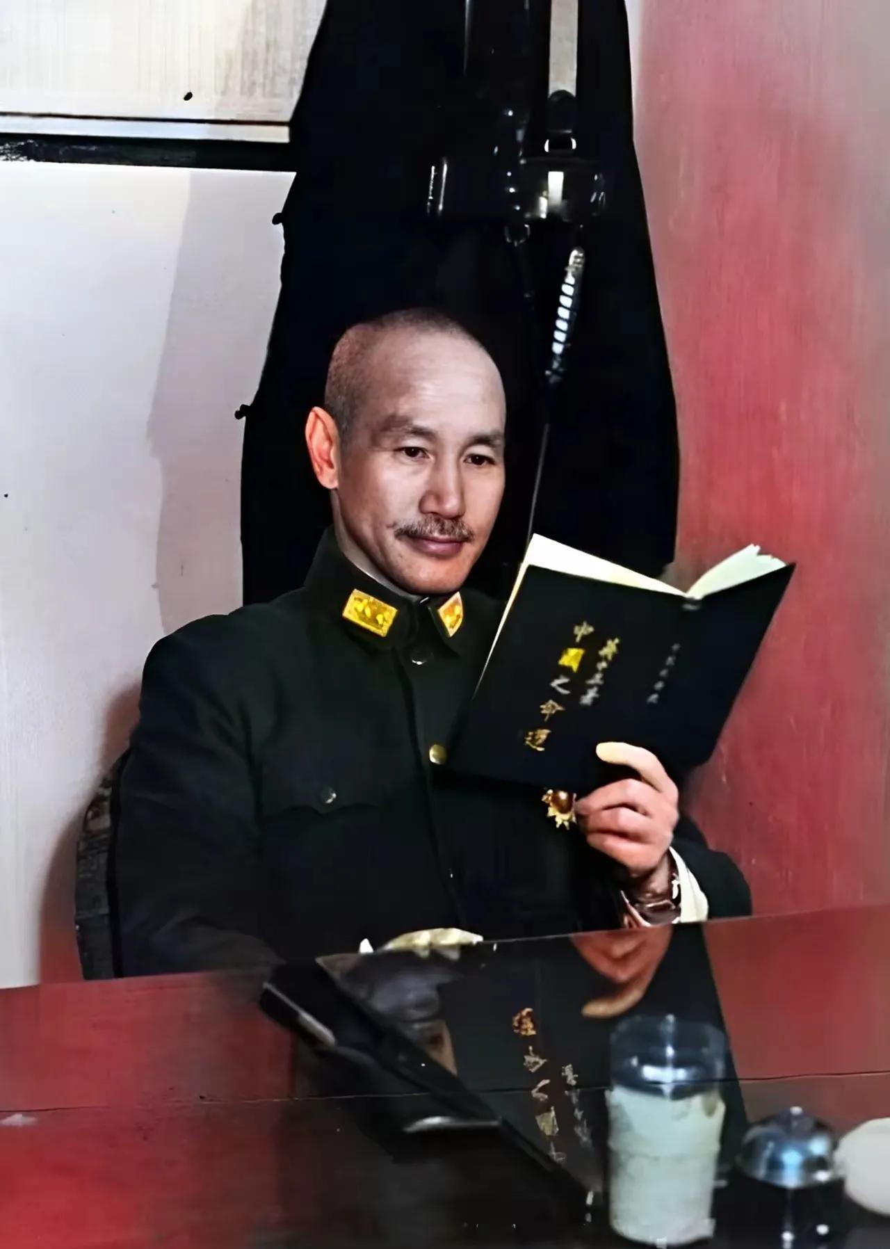 一身戎装，容光焕发，正襟危坐，蒋介石正在欣赏自己的大作《中国之命运》。中国的命运