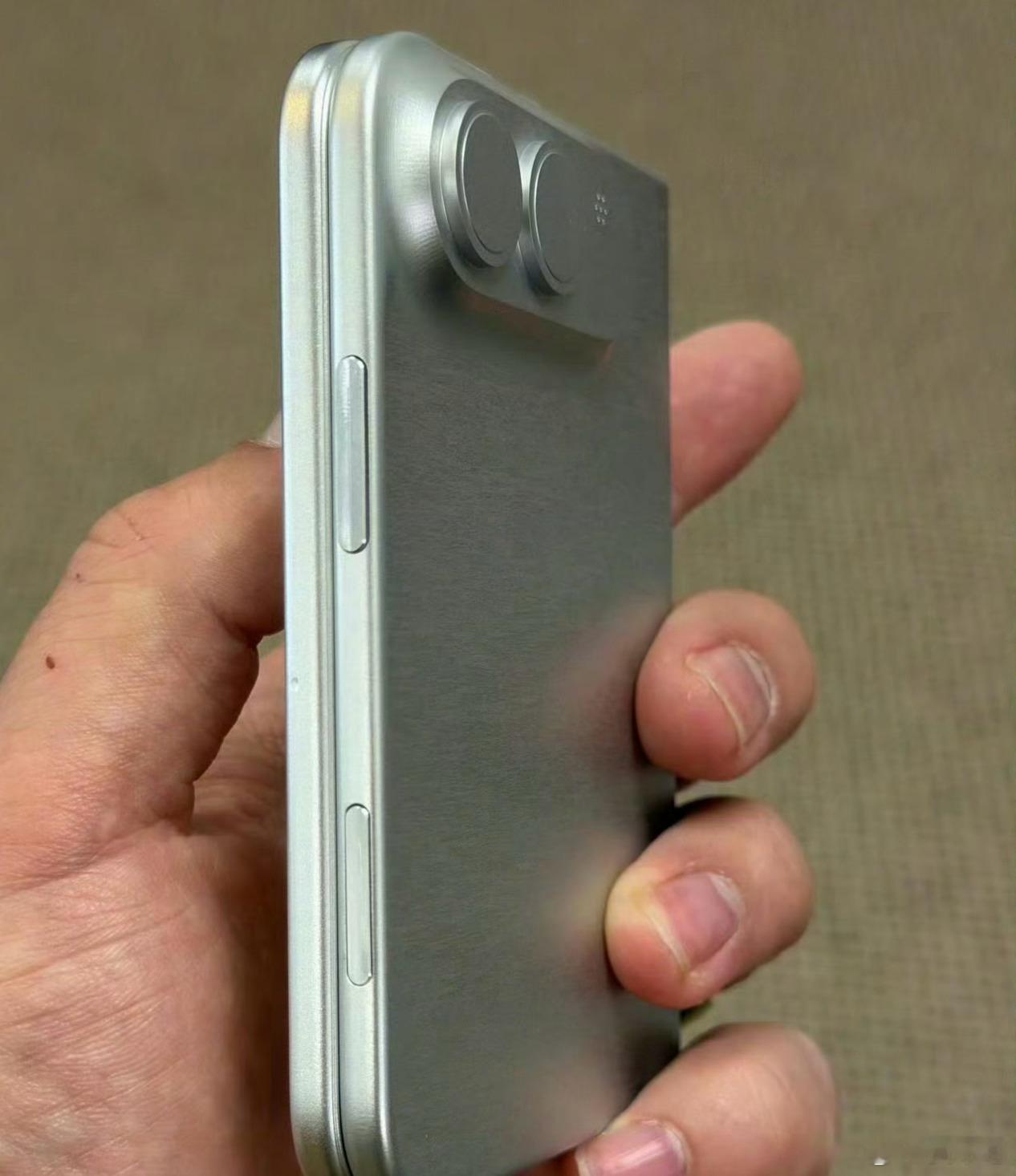 iPhoneUltra金属机模这个机身尺寸看着没有很大，感觉单手就能轻松握住。 