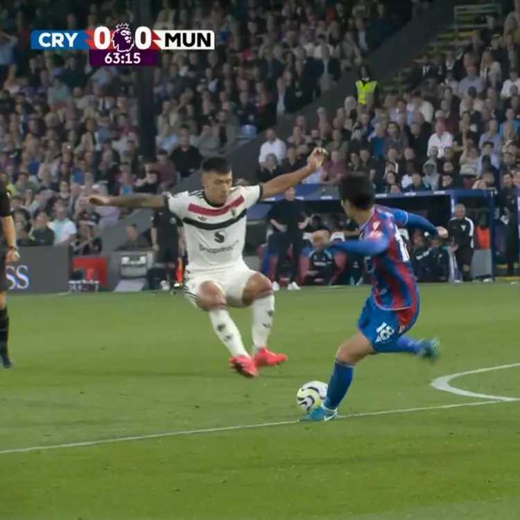 英超第5轮，曼联客场0-0战平水晶宫，利马双脚腾空下跺抢球吃到黄牌，这个极其危险