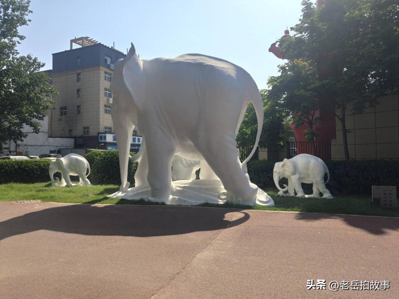 今天在街边游园看到了令人无语的一幕:两个小孩子在一起玩耍的过程中，因为争夺玩具发