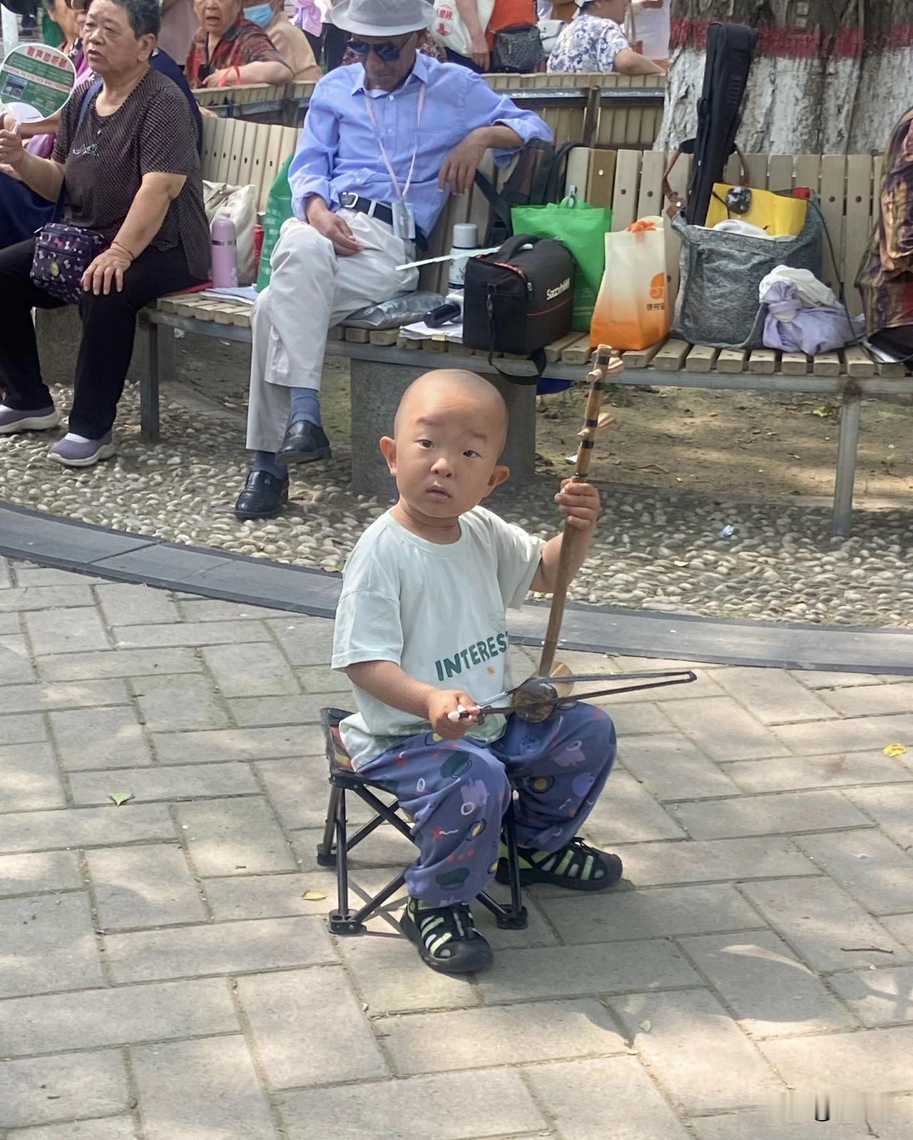 市井生活中的美好的瞬间这孩子是跟着爷爷长大的，颇有爷爷的气质和风范