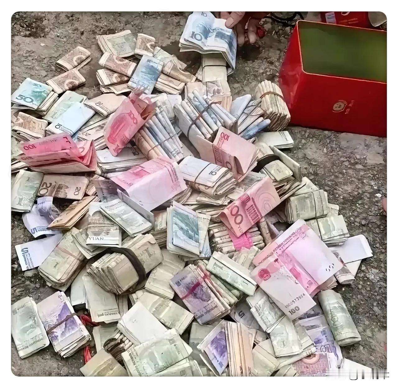 最近大家都在存钱
我们两口子也很喜欢存钱
今年我们很艰难的存下了10万块钱
 