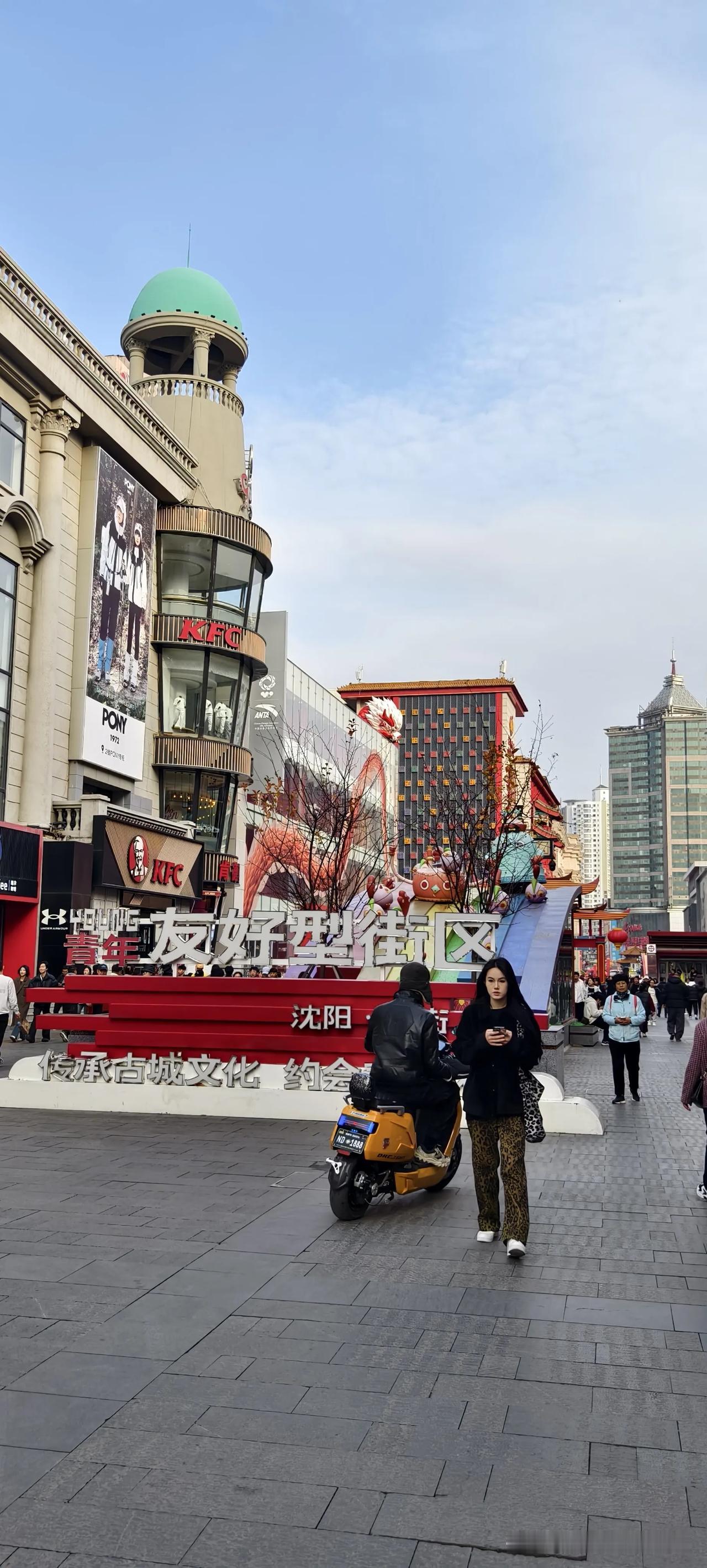 走出去感受城市的律动，和时代接轨，我也是其中的一员，一个人逛街的感觉真好，不用顾