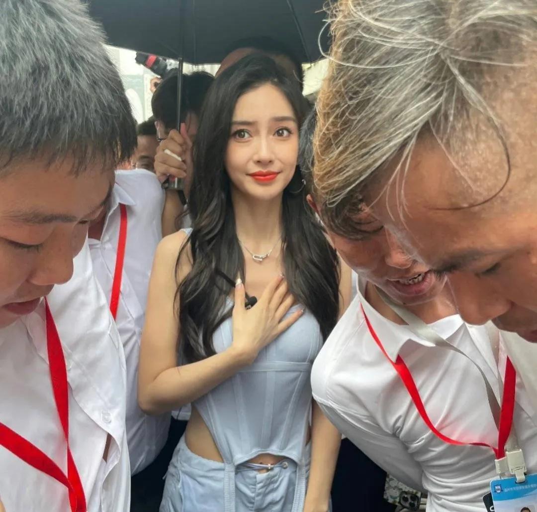 杨颖出行，特警开道 ?
人气女神又引发热议！

这些都是保安吧，活动现场这么多人