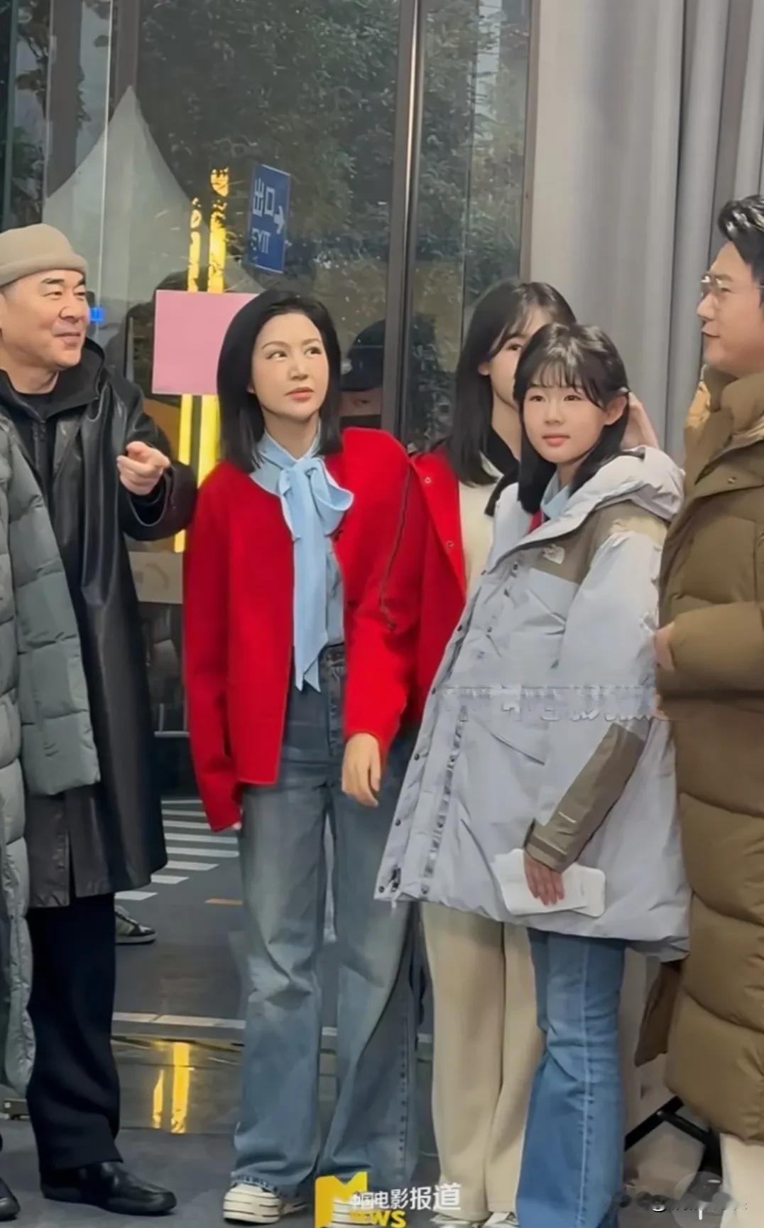 陈建斌脸上的羡慕之情，真是藏都不藏一下。[呲牙]
陈建斌、蒋勤勤夫妻俩参加活动彩