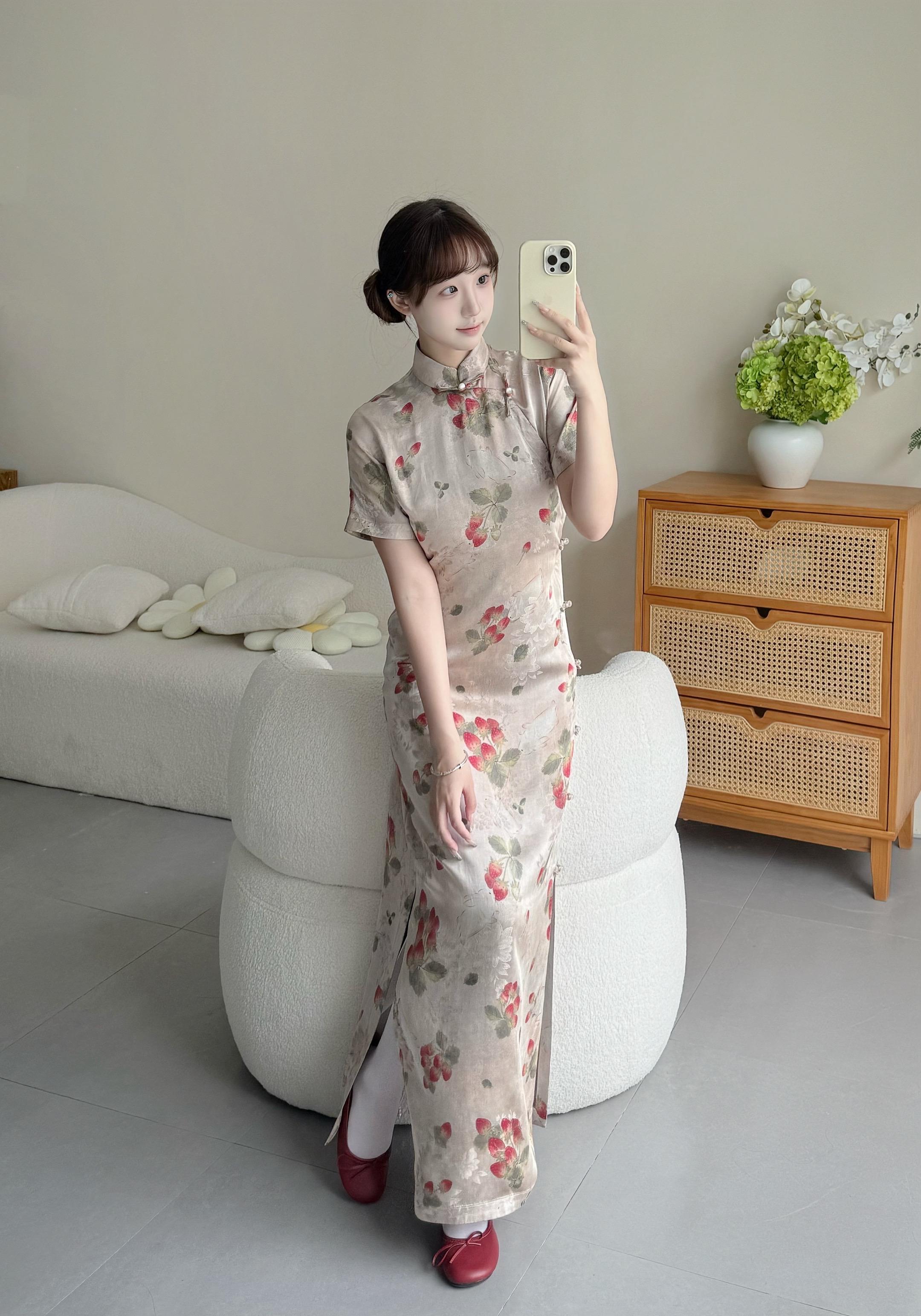 全人丝香云纱的草莓兔来啦！料子小贵，但天然材质比涤纶透气舒服，又比真丝好打理。