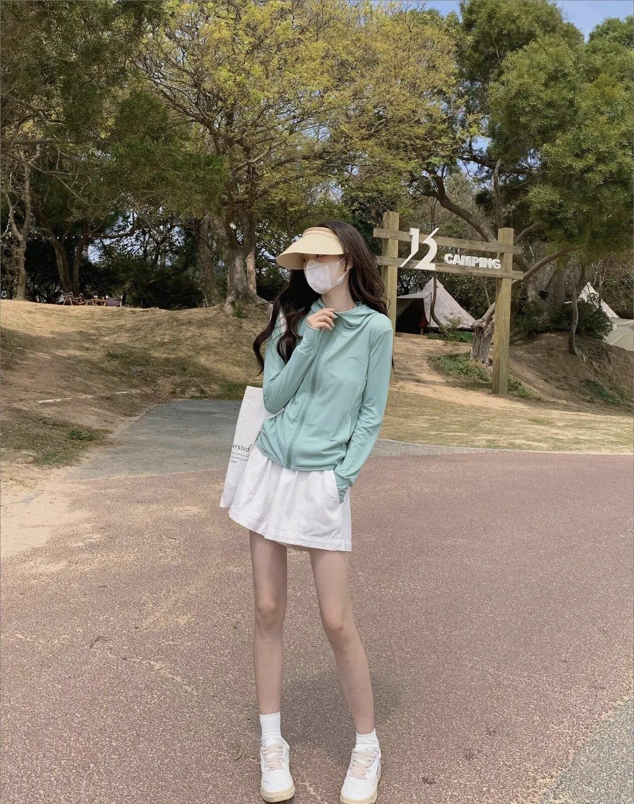 阳光下的野餐时光，轻松自在，享受美好！🌞🌳🍃