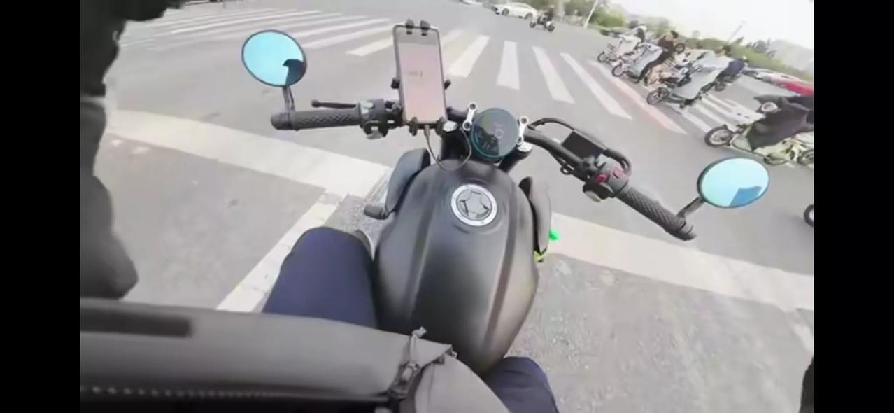 理想女车主事件。这男摩托车主不仅缺德还得理不饶人。
因为这女的在现场，后来已经认