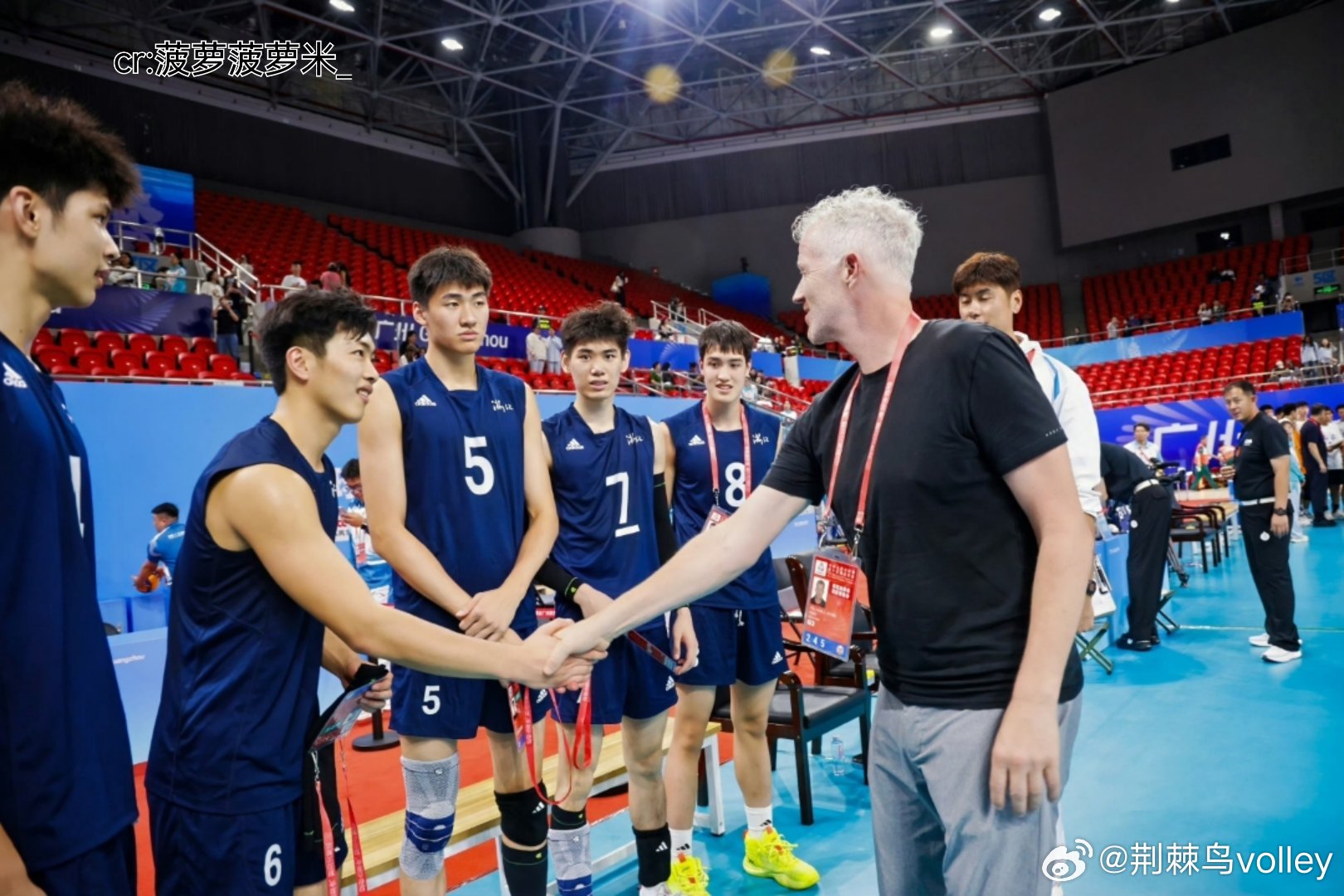 中国男排主帅海宁现身广东U20全运赛场，和年轻新生代力量互动，近距离考察新一代男