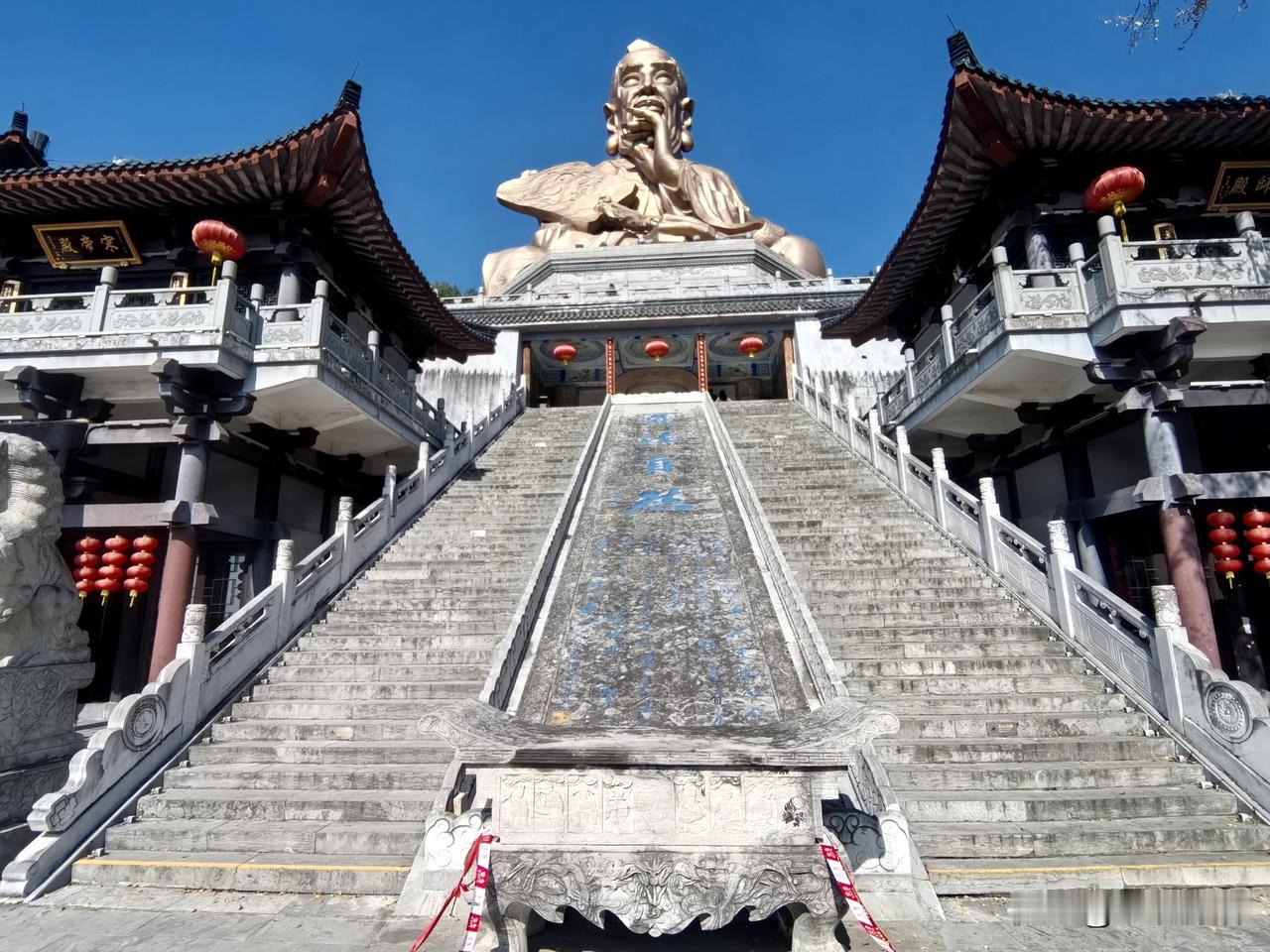元符万宁宫位于江苏省镇江市茅山积金峰南腰，属道教“第一福地”核心区域。
该宫始建