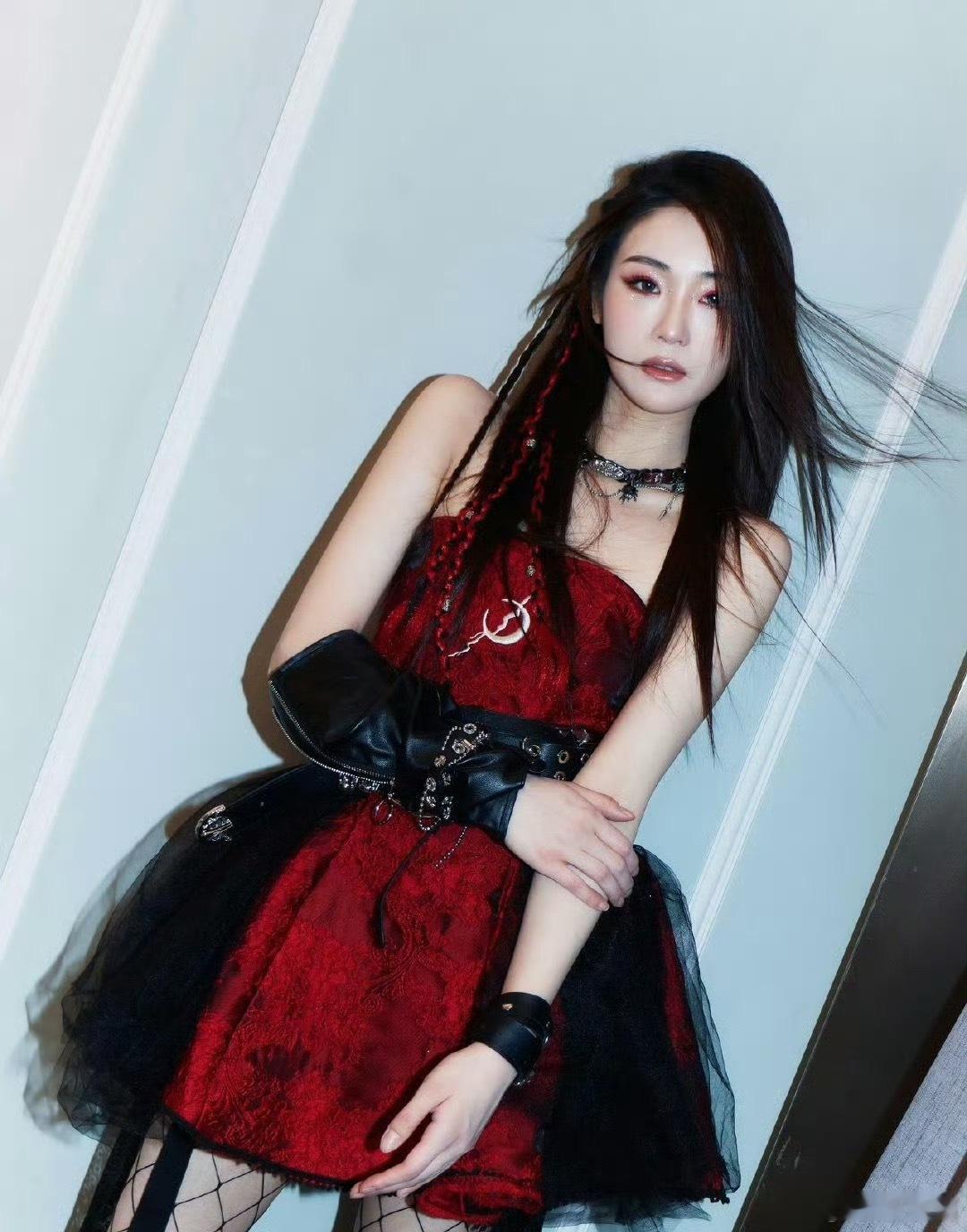 张凯丽女儿回应节目里爆哭这样的回应也完全属于自黑了，张凯丽的女儿还是很真性情的。