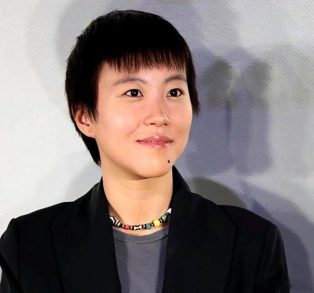 有一次，主持人好奇地问窦靖童：“你明明在香港长大，为什么每次接受采访都坚持讲普通