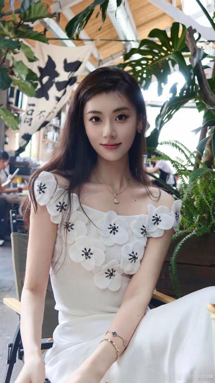 第69届环球小姐中国赛区总冠军杨诗尹，这不吊打任何一个近年的港姐吗？ 