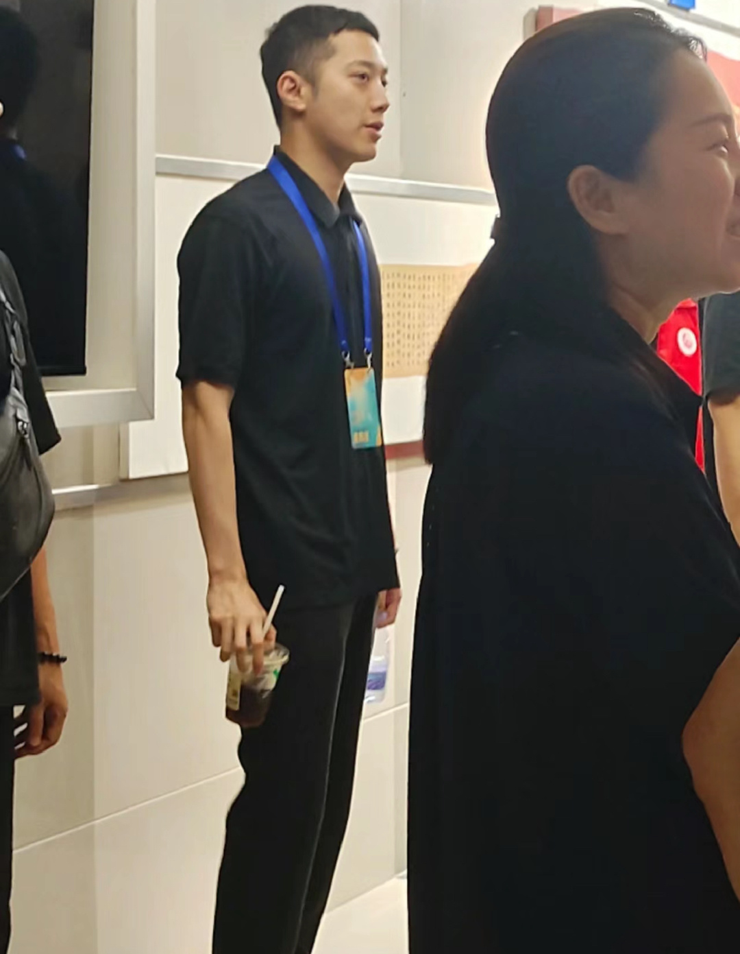 妈耶，赖冠霖这身好像参加展会的技术人员 ​​​
