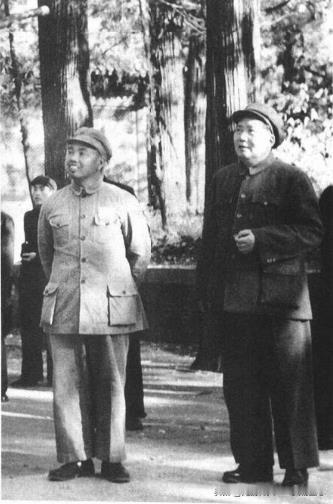 1952年10月28日上午，毛泽东游览孔林。左为许世友。
