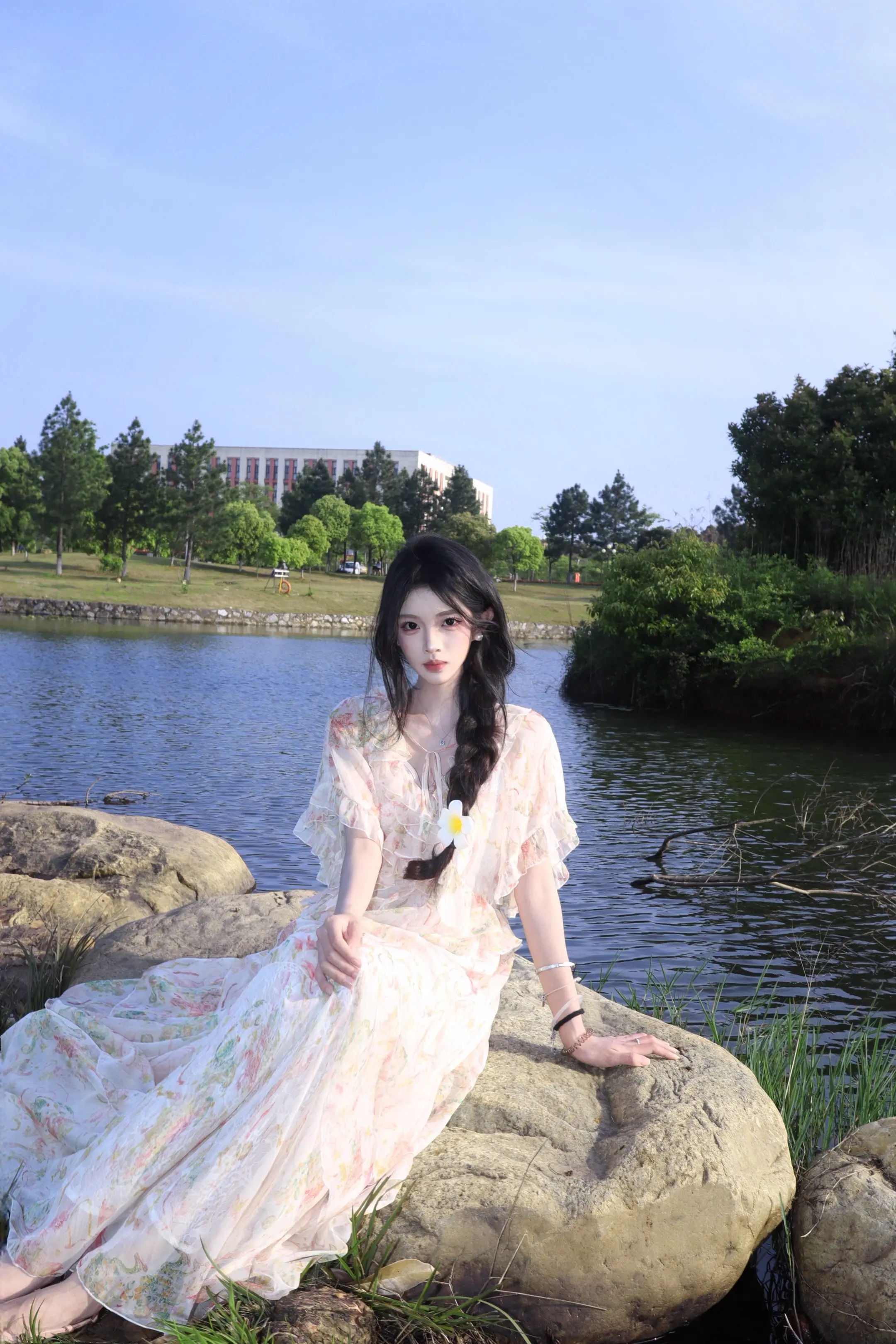 何须浅碧深红色 自是花中第一流