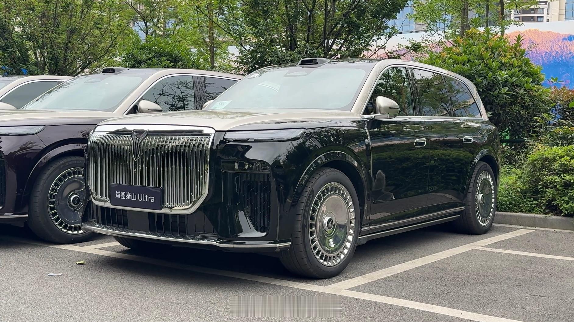 这两天在成都深度体验岚图泰山 ，一台是岚图泰山黑武士 ，一台是岚图泰山ultra