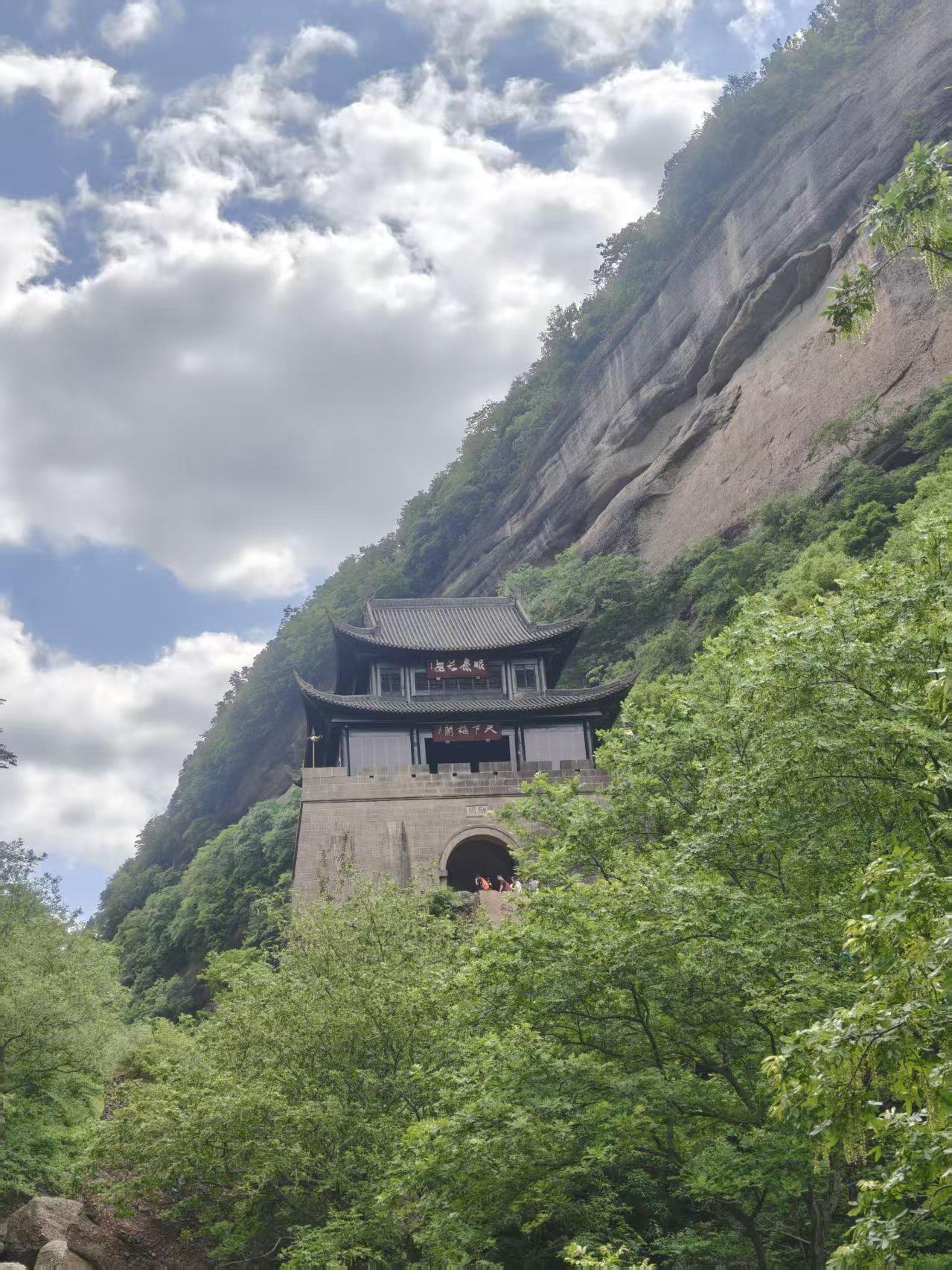 剑门蜀道

五一假期，家人去剑门关旅游，发回的照片里有一张剑门关，真是: 一夫当
