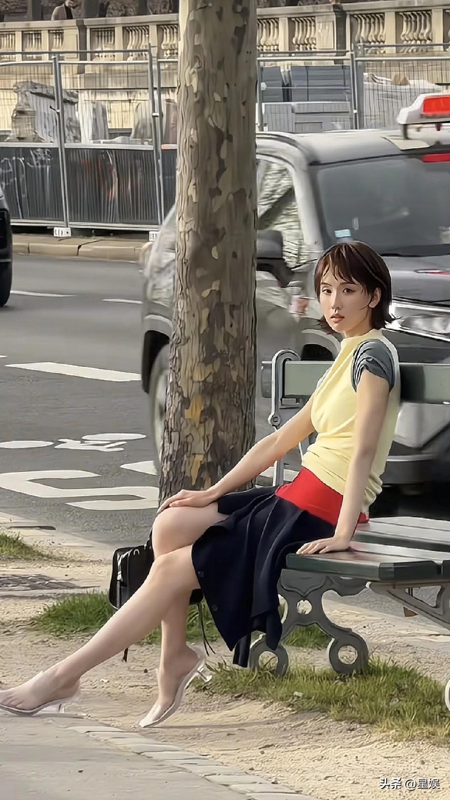 陈都灵坐在路边长椅上