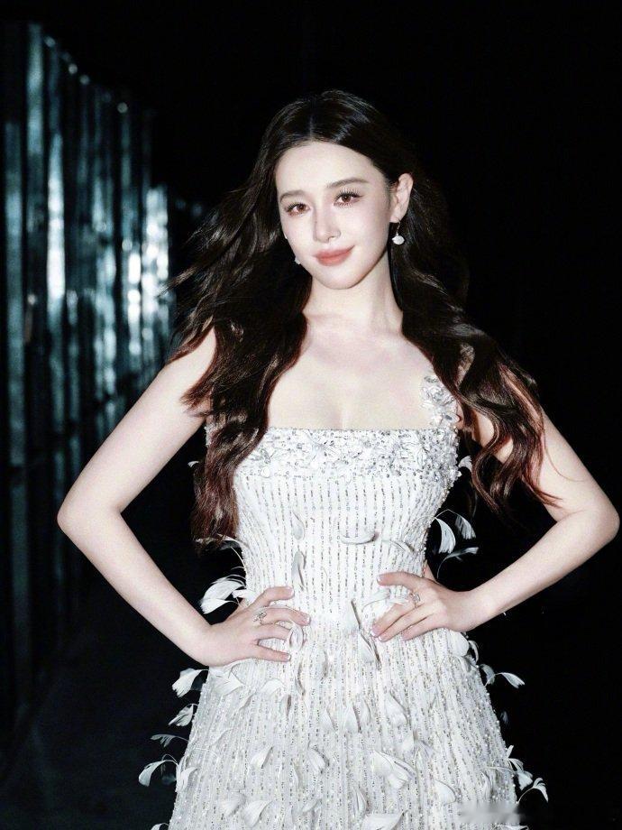 阚清子申请做一天大家的天鹅公主阚清子天鹅公主写真阚清子天鹅公主写真，蓬松卷发加修