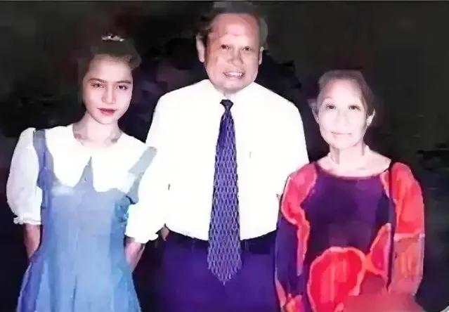 当时，翁帆不会想到，自己也成为了杨老的妻子。三个人都不会想到命运会这样安排。这真