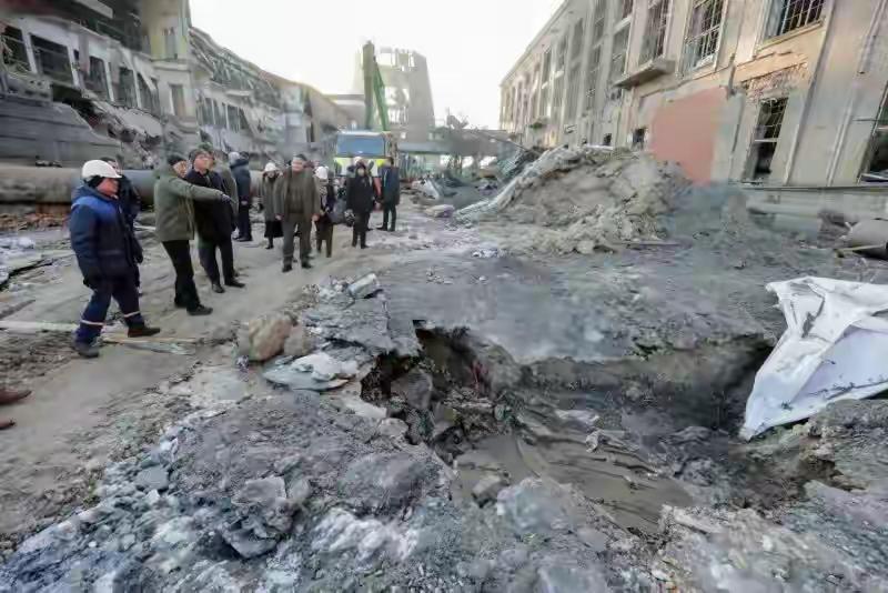 突发，俄乌冲突这局势越来越紧张了，俄军发动大规模空袭打击乌能源设施，直接让乌克兰