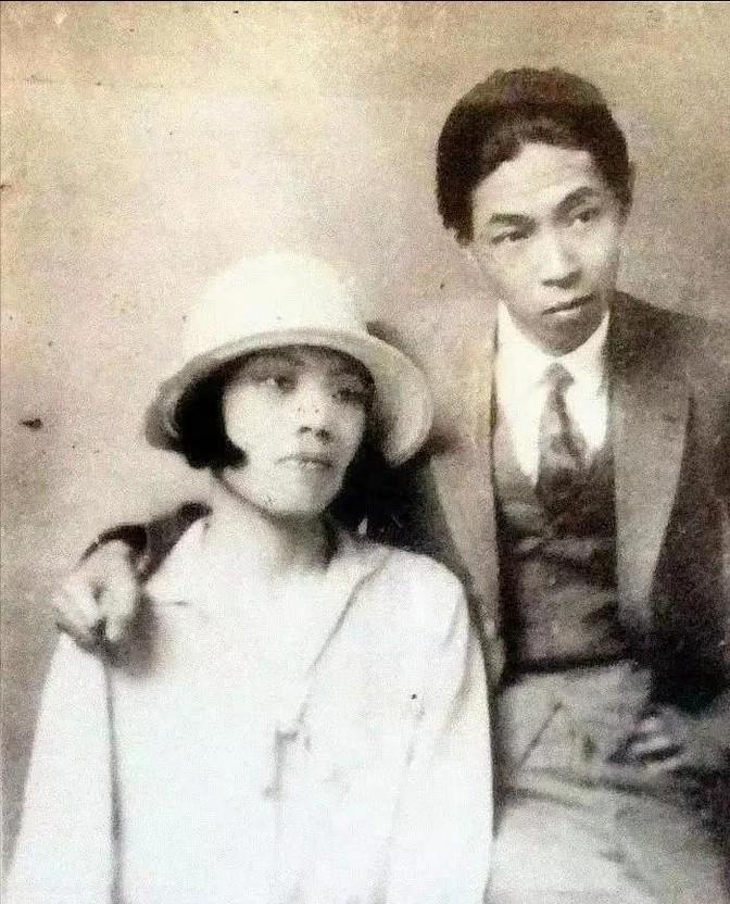1928年，32岁的茅盾出轨23岁的女学生秦德君，不久秦德君便怀了孕，茅盾为难地
