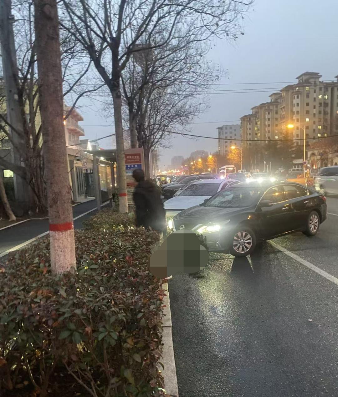 近日，即墨区有市民反映说，即墨天井山一路万科四季花城东门北侧的公交站旁边经常有私