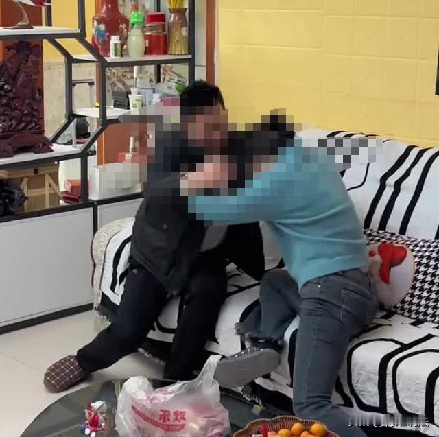 湖北，一男子结婚多年，夫妻俩感情一直不合。丈夫总是一言不合就殴打妻子，某一天，他