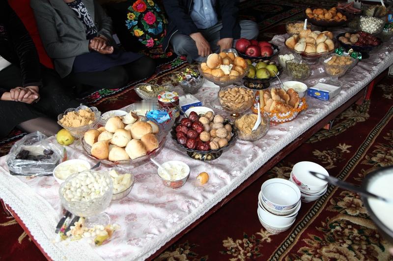 奶皮子糖葫芦爆火奶皮子糖葫芦最近可太火了，成了街头网红新宠。它把内蒙古传统美食奶