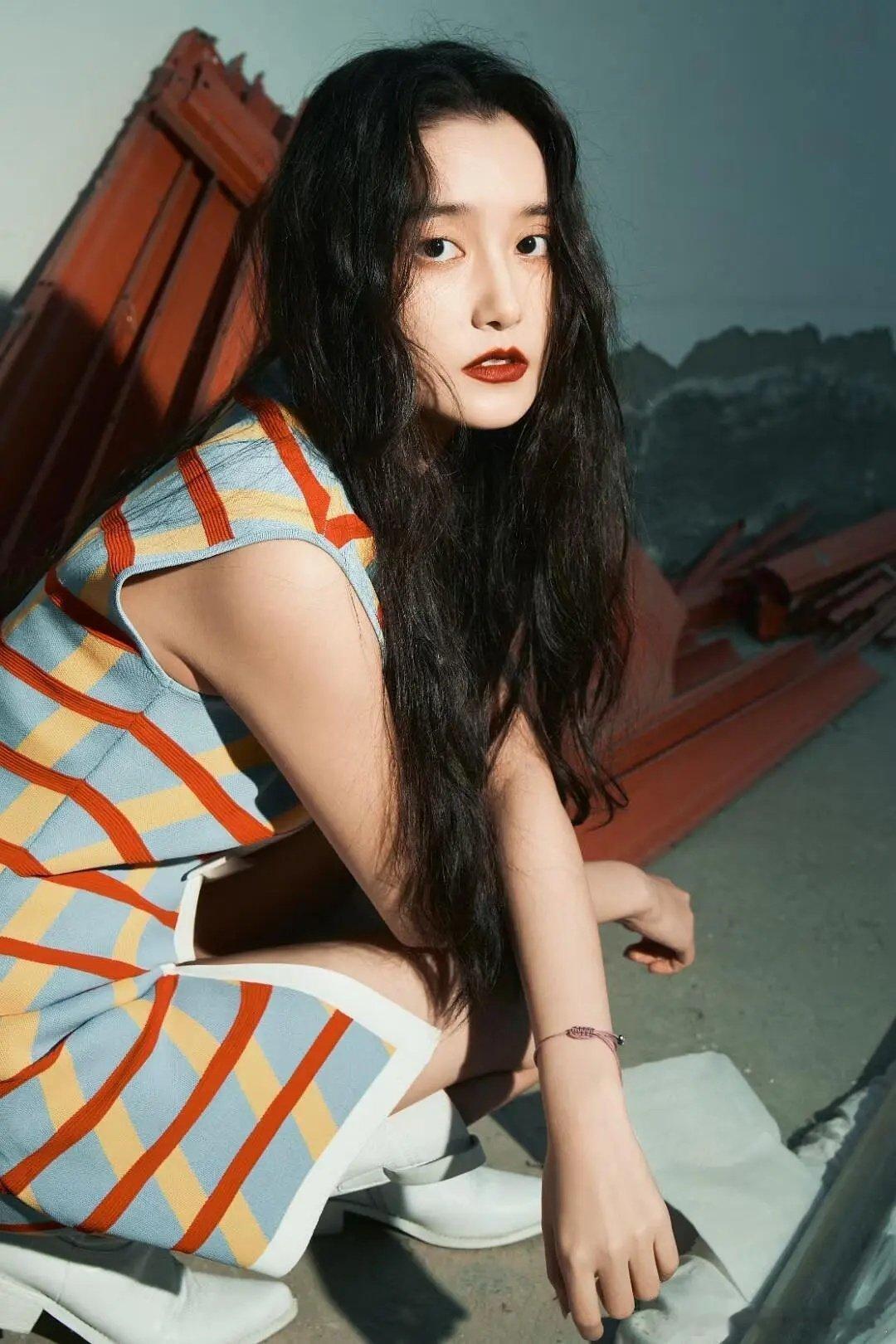 蒋依依本来应该走青春女大风或者说是青春甜美一点的风格，这样的风格感觉是真不适合她