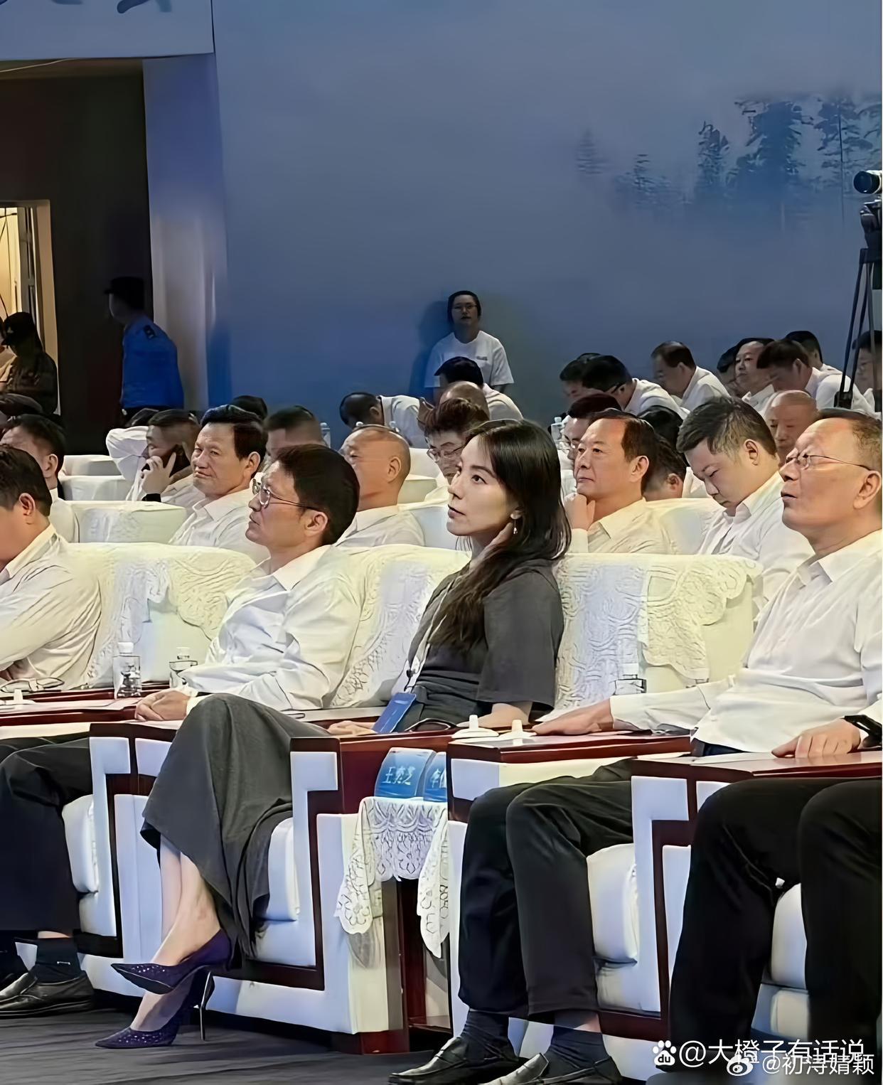 蔚来老板娘不得不说确实长得漂亮 