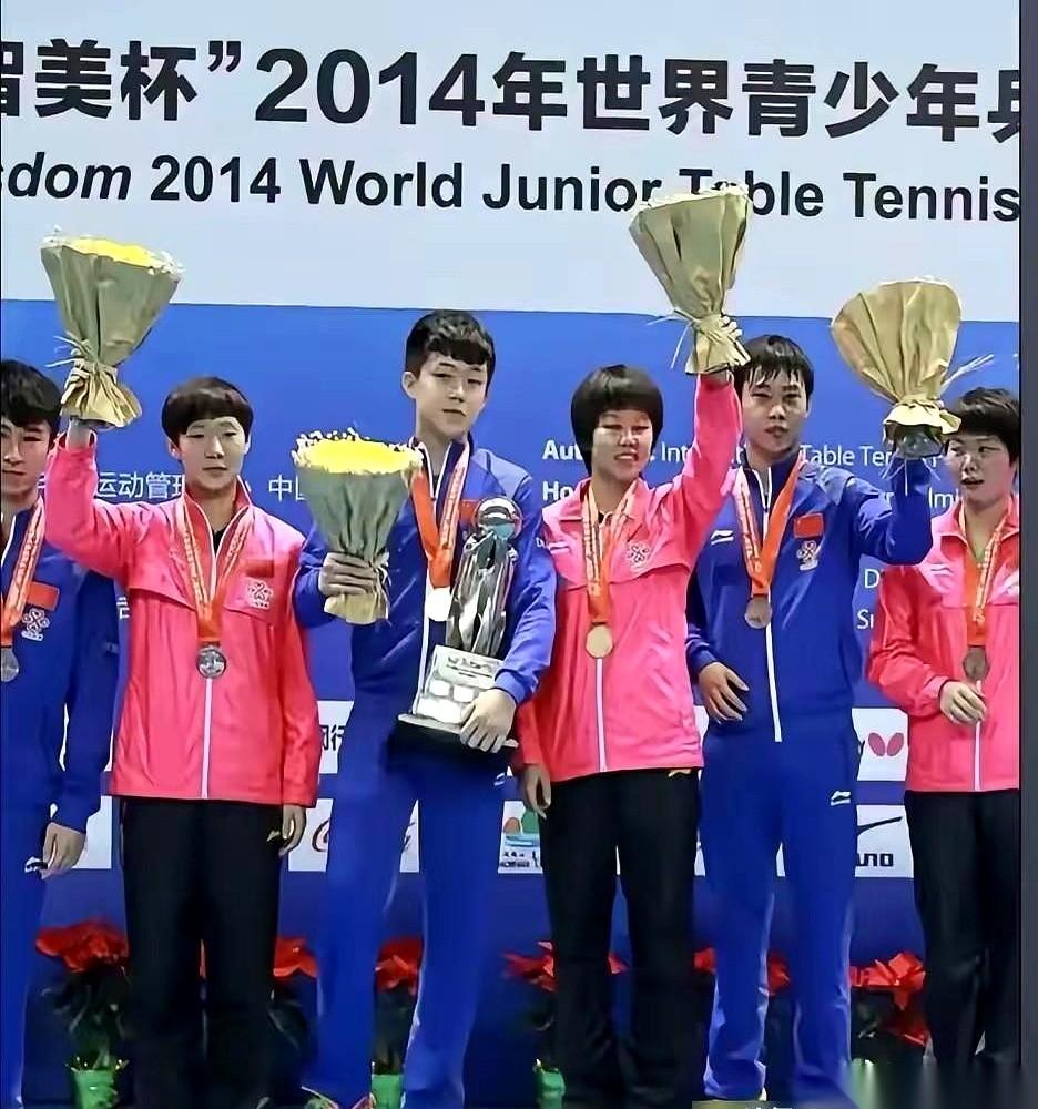 一张2014年的老照片，差点把我CPU干烧了。
照片里三个人，王楚钦、孙颖莎、王