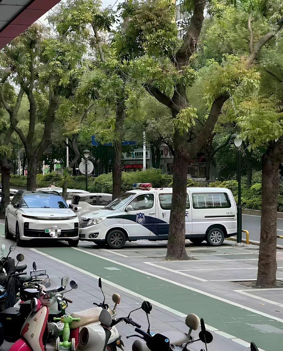 遇到这种情况，就连帽子叔叔都想报警啊？