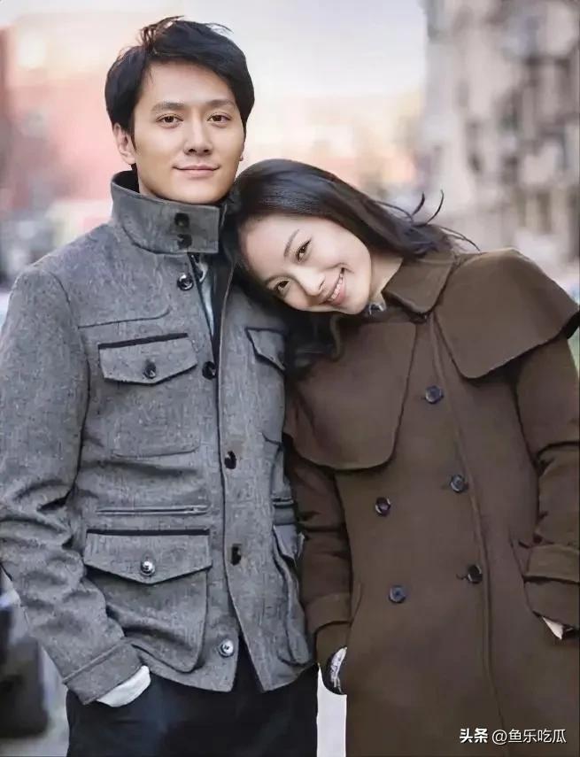 冯绍峰和倪妮合照，两人都沉浸在幸福之中，很是甜密！
镜头下倪妮崇拜依赖着冯绍峰。