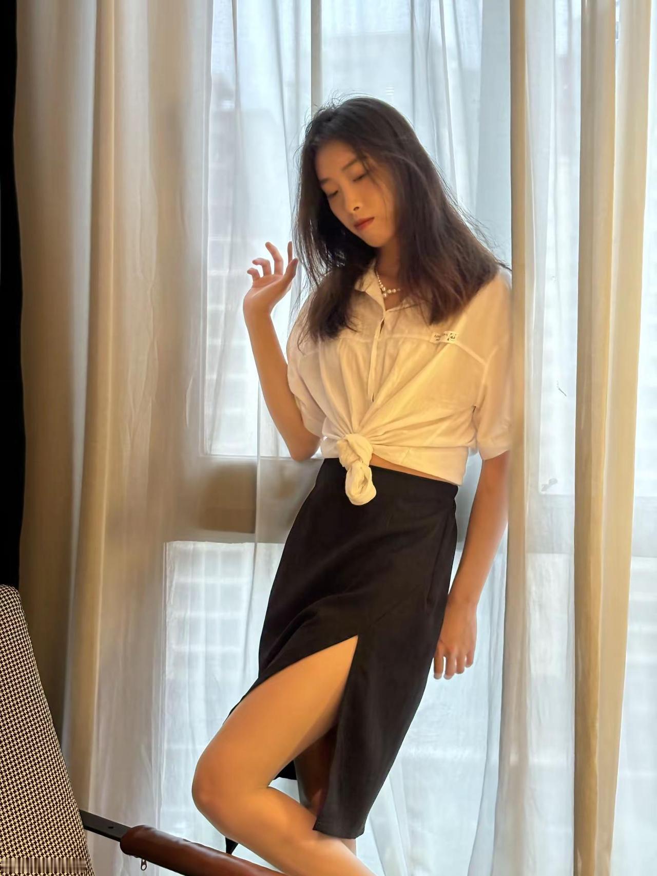 白衬衫黑短裙穿搭