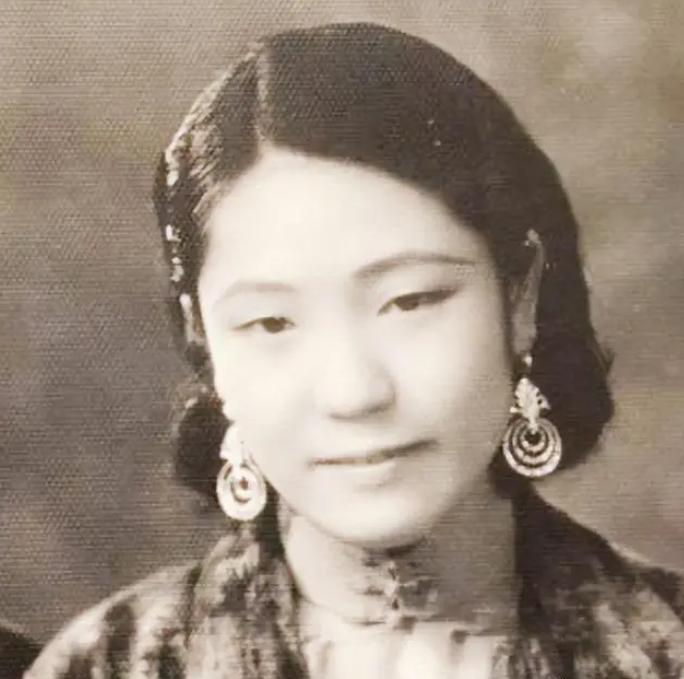 [浮云]1919年，军官陈济棠看上了戏子莫秀英，得知她身上有两处特别，认为她旺夫