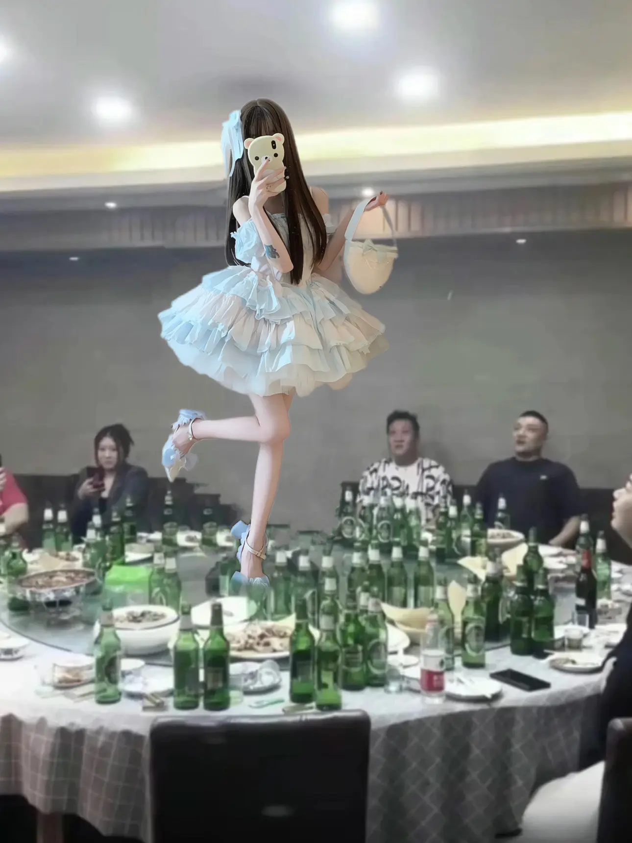 真正的lo娘是不会把脚放在桌子上拍照的