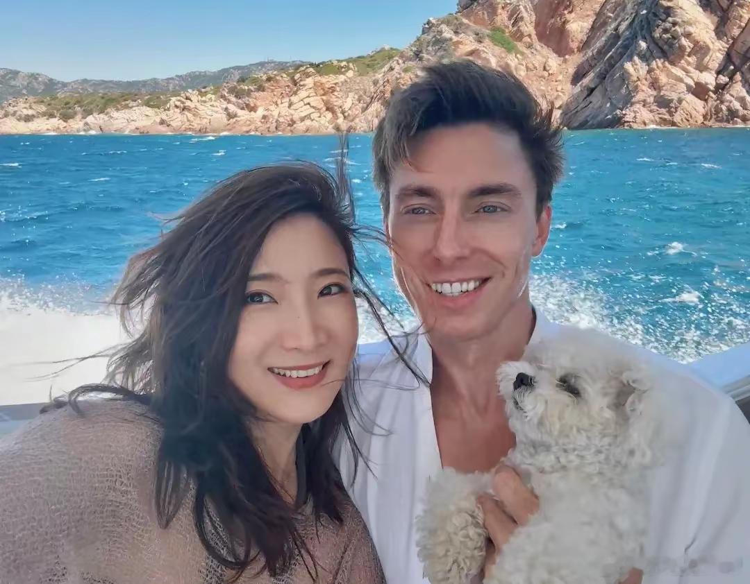 陈赫前妻晒新老公！38岁许婧坐游艇出海，外籍丈夫一双蓝眼睛超帅 ​​​