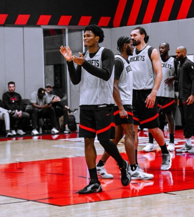 阿门汤普森虽然不是什么顶级的进攻型球员，然而他在篮下的突破和上篮得分，确实是火箭