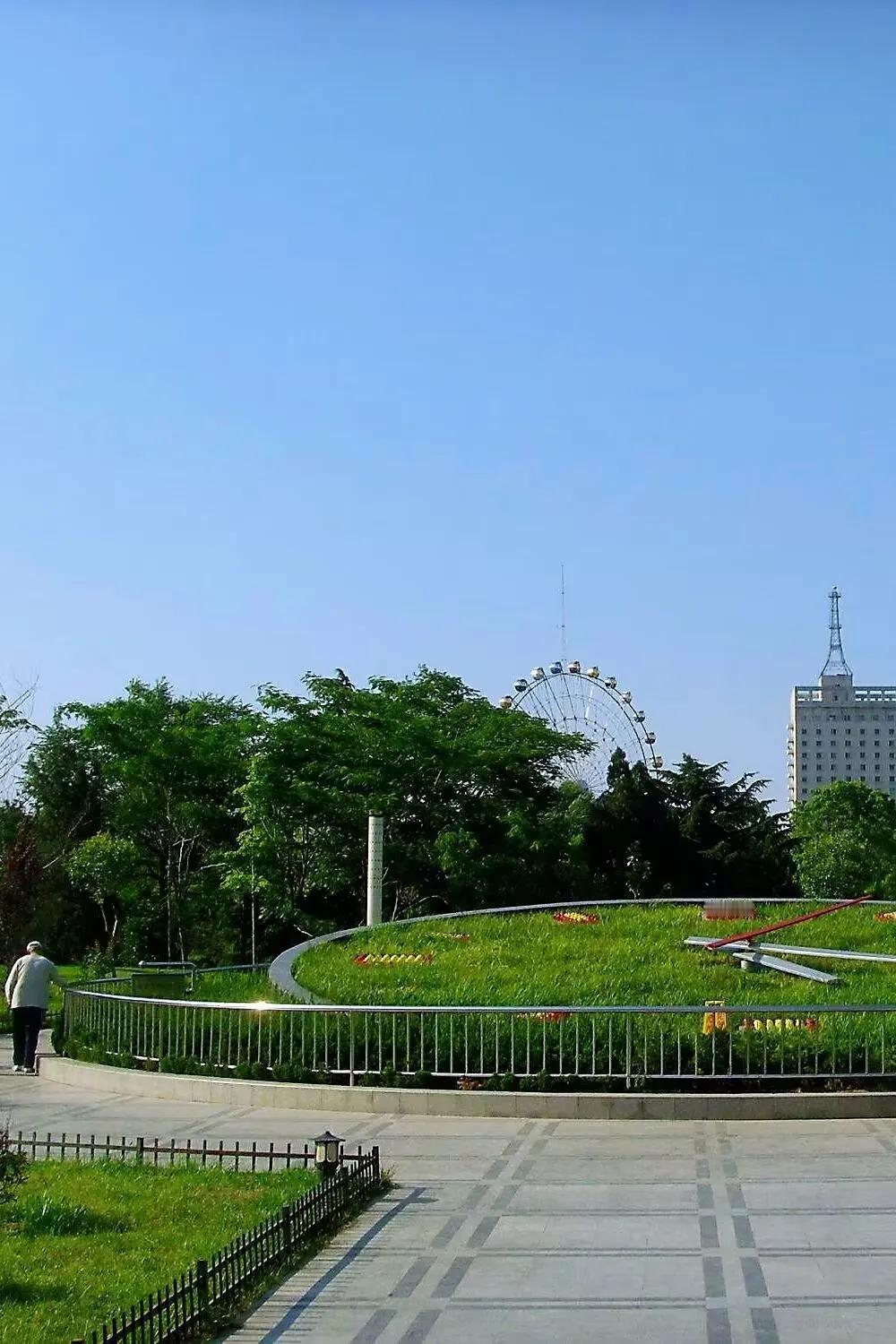 沐浴在晨光中的城市，唤醒了沉睡的大地，开启了忙忙碌碌的一天，我走在上班的路上，感