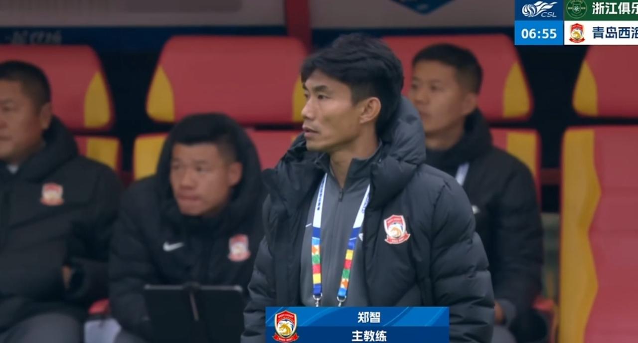 浙江队上半场就已经2比0青岛西海岸了，郑智执教的青岛西海岸也太水了，完全被浙江队