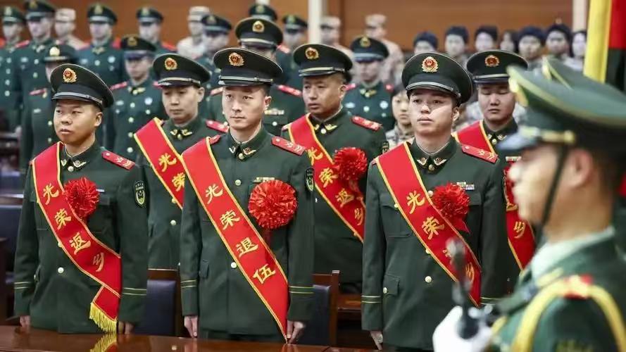 总有人轻飘飘说一句：“在部队干满十二年，回来政府就给安排工作，多稳当。” 说这话