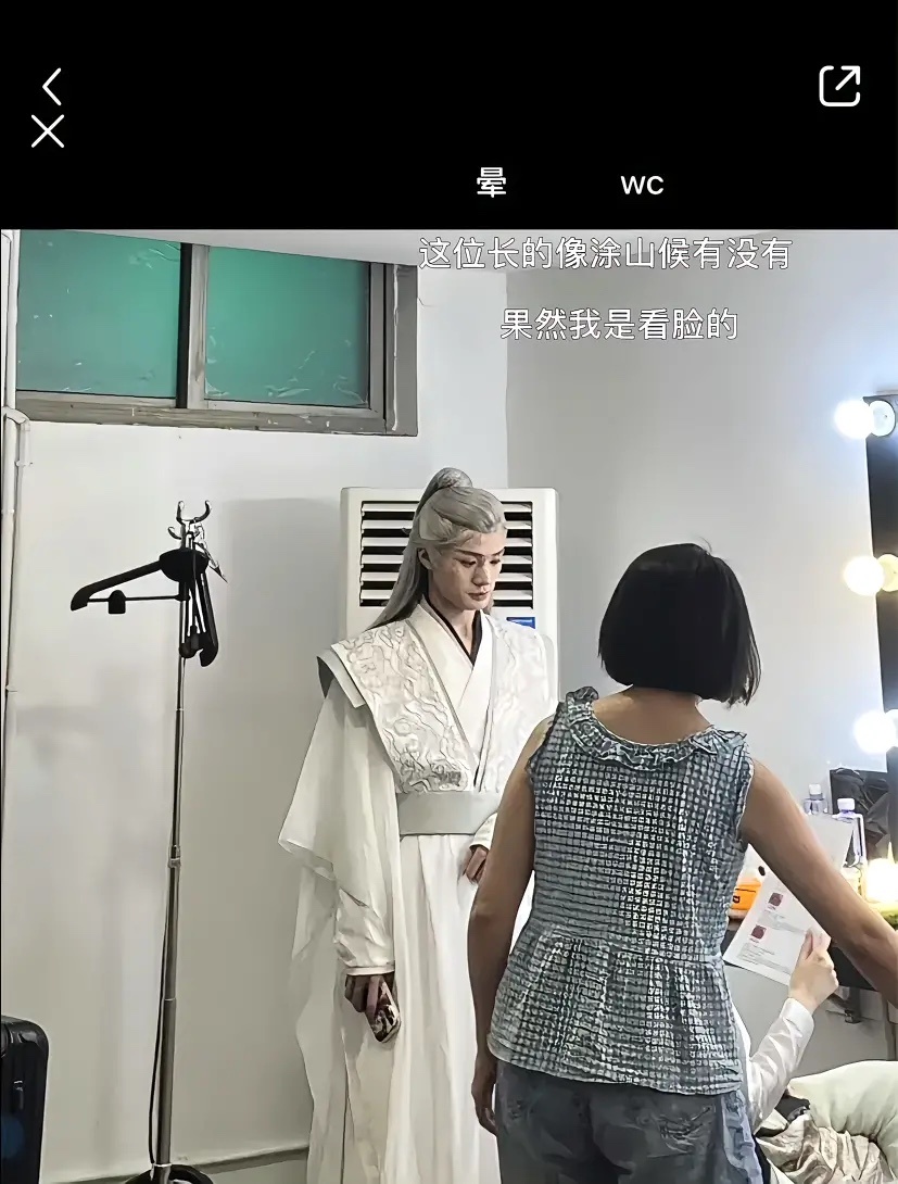 谁能想到，檀健次这身相柳的衣服居然有六层之多！扎心了！他穿六件衣服都没我穿一件臃