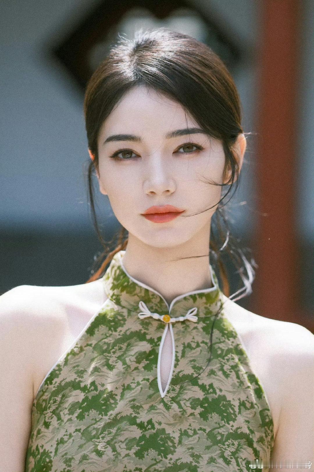 代斯友情出演万花世界万花世界阵容刷到代斯《万花世界》的路透直接走不动道，旗袍勾勒