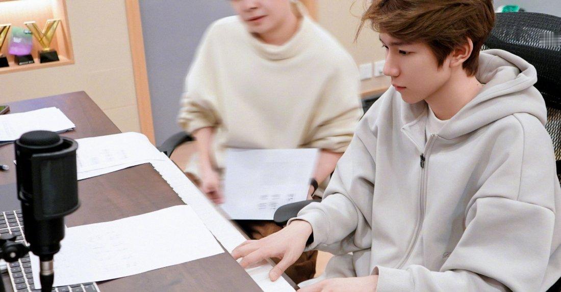 王源原来最近都在练钢琴呀，是不是要有新歌了