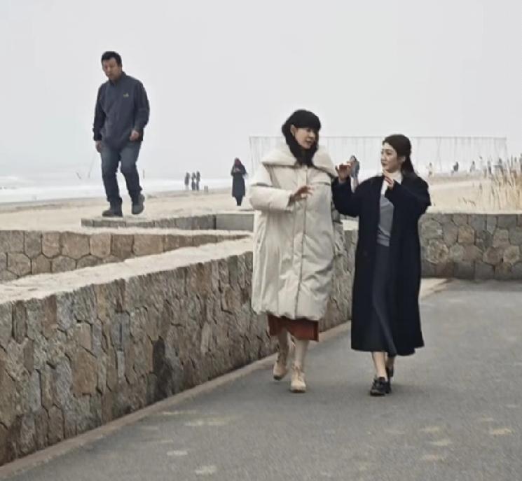 奥运冠军陈梦今日出现在阿那亚海边，与著名主持人李艾一同录制节目。
阿那亚目前正处