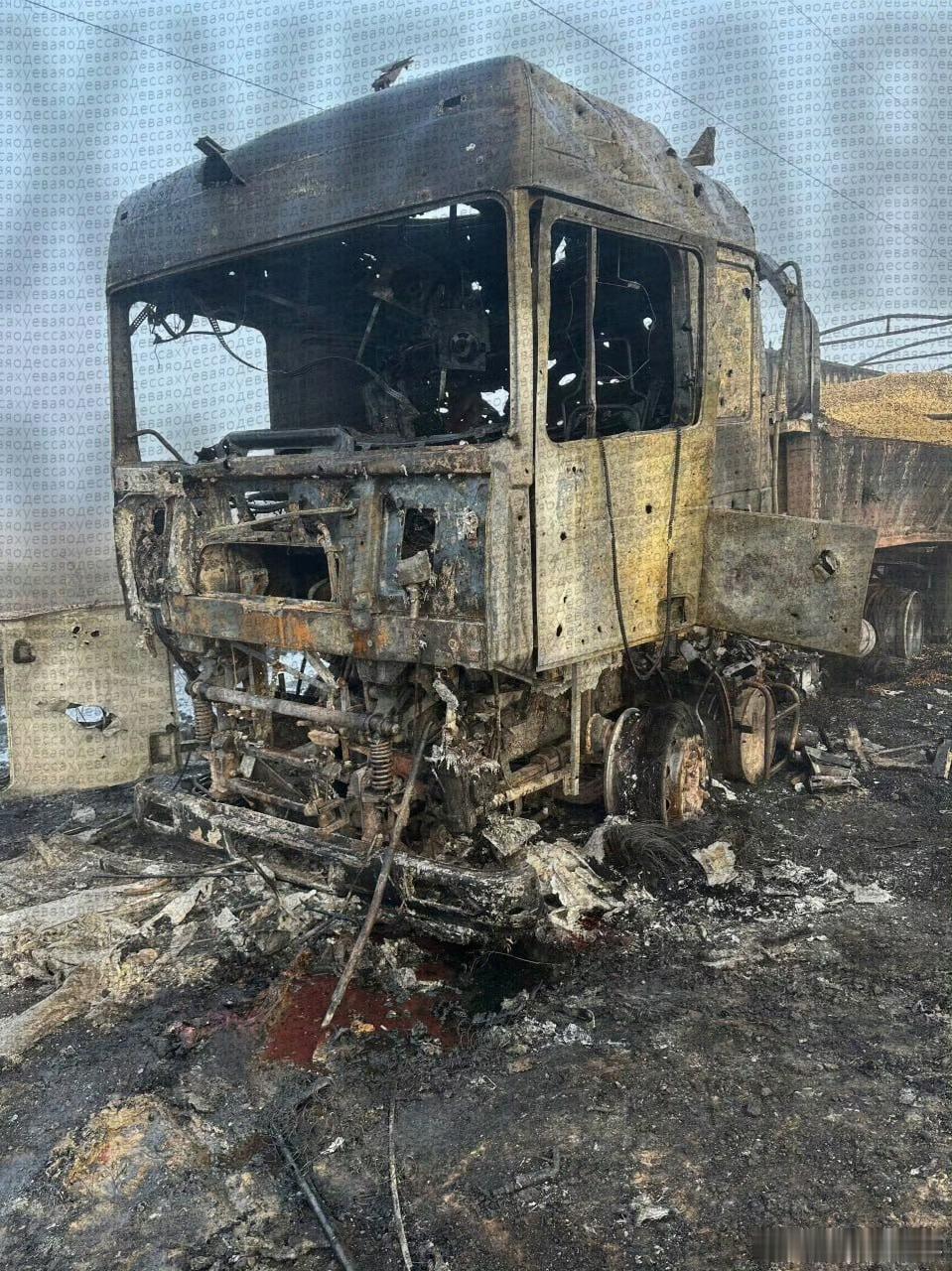 夜间乌克兰南部伊兹梅尔地区遭到空袭，军事货运车辆停放场被一举摧毁。俄乌局势新进展